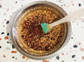 搅拌均匀调成料汁儿备用！