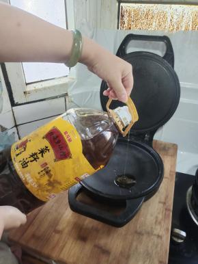 电饼铛加热，倒入适量的油！