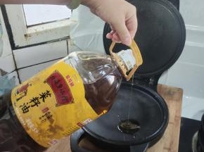 电饼铛加热，倒入适量的油！