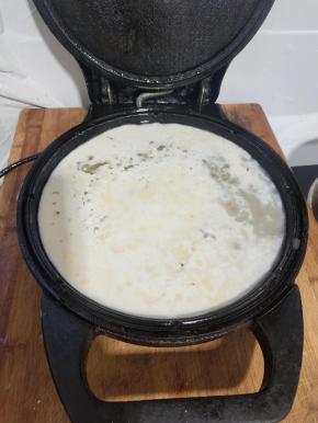 放入一大勺调好的粉浆！摊平！