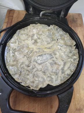 盖上盖子，煎至两面焦黄！