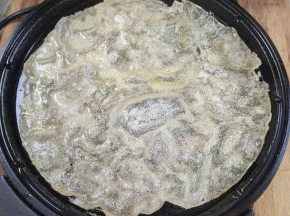 盖上盖子，煎至两面焦黄！