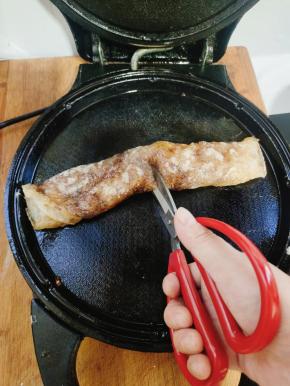 用剪刀从中间剪开！