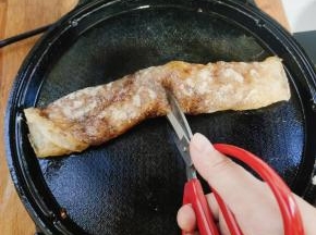 用剪刀从中间剪开！