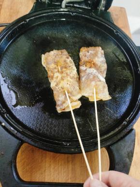 插上竹签，就和外面卖的烤苕皮一样啦！