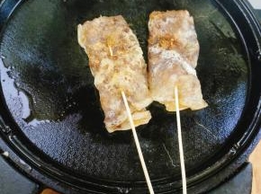 插上竹签，就和外面卖的烤苕皮一样啦！