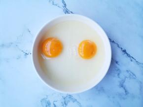 鸡蛋磕入碗中。