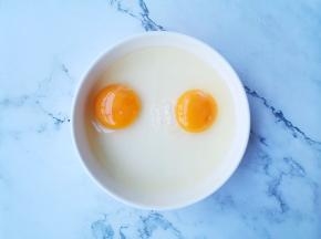 鸡蛋磕入碗中。