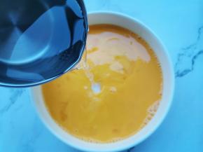 加入一丟丢盐打散，加入鸡蛋1.5倍的温水搅拌均匀，