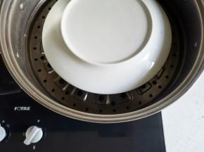 锅中烧开水，放入鸡蛋，倒扣一个盘子，中火蒸8分钟，再焖3分钟。