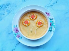 将玉米胡萝卜摆入蒸好的鸡蛋羹上，