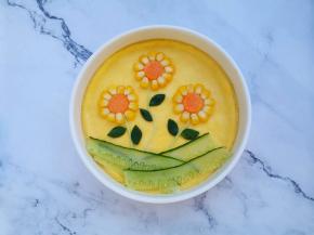 再加入叶子，底部点缀黄瓜片就可以啦。
