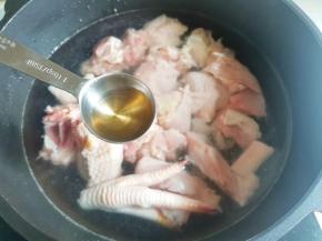 鸡肉冷水入锅，加葱姜料酒，煮出浮沫捞出洗净。