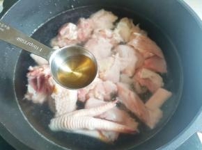 鸡肉冷水入锅，加葱姜料酒，煮出浮沫捞出洗净。