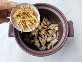 焯好水的鸡肉倒入砂锅中，加入党参