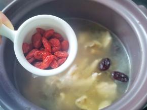 出锅前5分钟放入枸杞，
