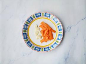 胡萝卜切片，大蒜切片。