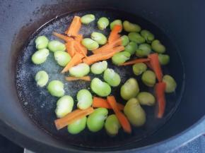 锅中水开，加一丟丟油和盐，放入蚕豆煮1分钟，再加入胡萝卜煮30秒捞出过凉。