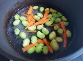 锅中水开，加一丟丟油和盐，放入蚕豆煮1分钟，再加入胡萝卜煮30秒捞出过凉。