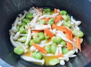 倒入蚕豆和胡萝卜，