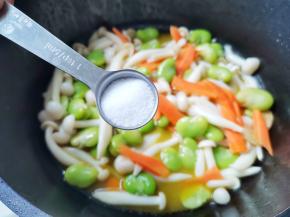 加一勺盐翻炒均匀，