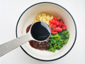 配料中加3勺生抽，2勺蚝油，1勺料酒