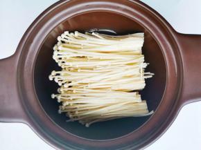 砂锅中放入金针菇，