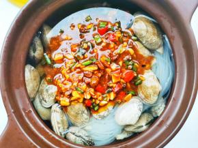 加水没过食材，倒入料汁，