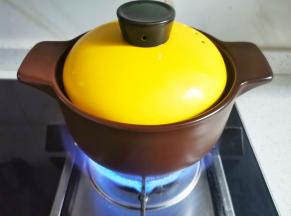 盖上砂锅，大火煮开，转小火煮15分钟。