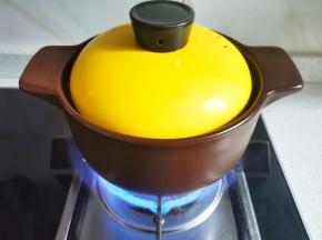 盖上砂锅，大火煮开，转小火煮15分钟。