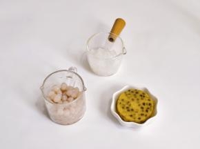 芋圆提前煮熟，速冻的百香果肉。