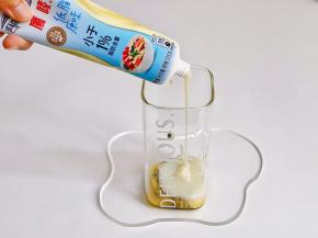 挤入炼乳，量可以根据个人口味来，可多可少。