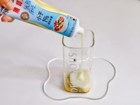 挤入炼乳，量可以根据个人口味来，可多可少。