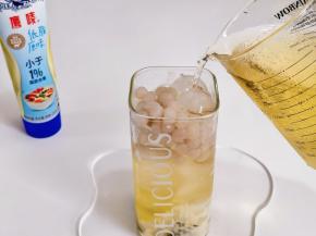 最后倒入茉莉花茶就好啦！