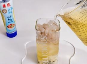 最后倒入茉莉花茶就好啦！