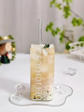 一杯冰饮给的。