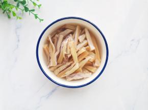 墨鱼洗净切条提前浸泡4小时。