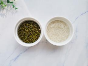 绿豆、大米提前浸泡2小时。