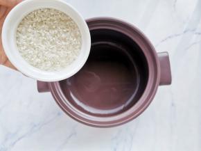 砂锅中倒入大米、