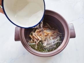 加入5碗水烧开，