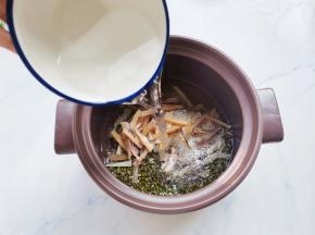 加入5碗水烧开，