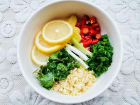 葱、姜、蒜、小米椒、香菜切碎、柠檬切片去籽。