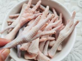 鸡爪洗净剪去趾甲。