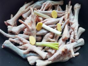 鸡爪凉水入锅，