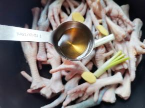 加葱段姜片1勺料酒煮开后，