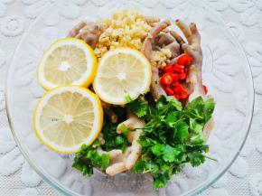 葱蒜小米椒香菜柠檬放鸡爪上，