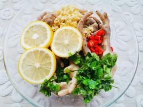 葱蒜小米椒香菜柠檬放鸡爪上，