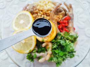 勺生抽，5勺陈醋，1勺蚝油，1勺白糖，1勺香油拌匀。