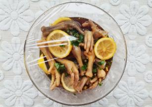 盖上保鲜膜放入冰箱冷藏2小时以开吃啦。