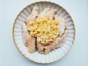 鸡翅中加入蒜末，